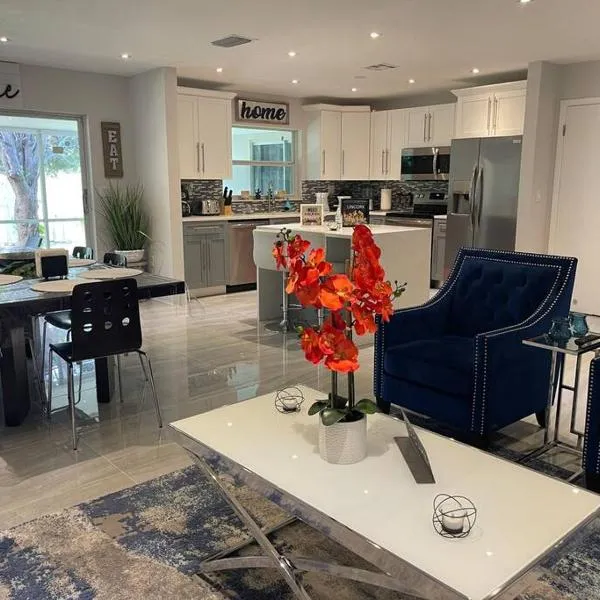 Heart of Miami Luxury Home 4BR Pool 5 Min Beach, hotel in Miami