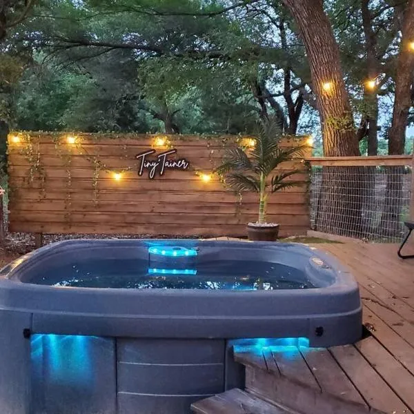 The Tiny 'Tainer - Tiny Container Home w. Hot Tub!, hotel in Weatherford
