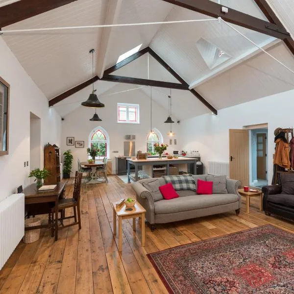 CHESTER'S ONLY TIN CHAPEL - UNIQUE, SPACIOUS 2 BEDROOMS, GARDEN AND FREE PARKING, hotelli kohteessa Chester