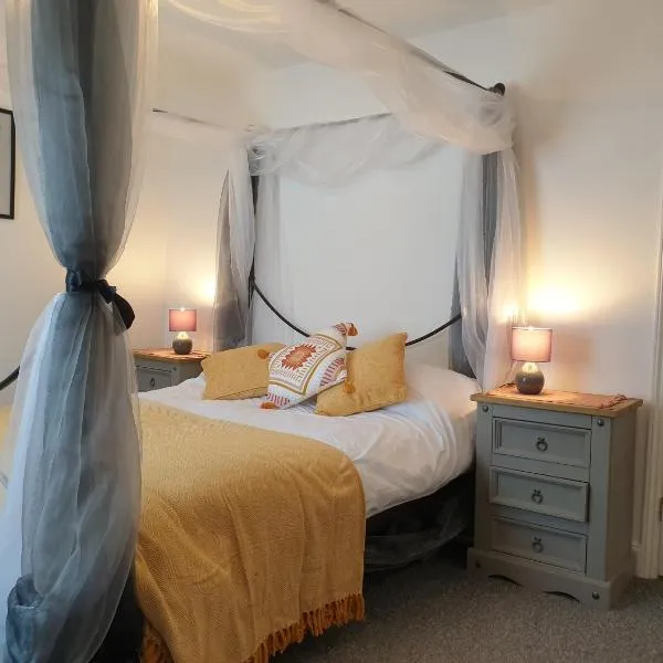 Quaint cottage near to town, beach and station，位于埃克斯茅斯的酒店