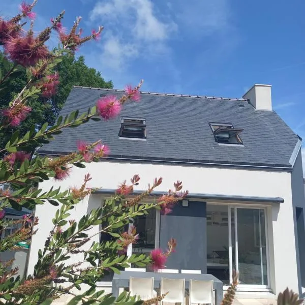 Maison tout confort au calme à 300m de la mer et du GR34 avec jardin, hôtel à Loctudy