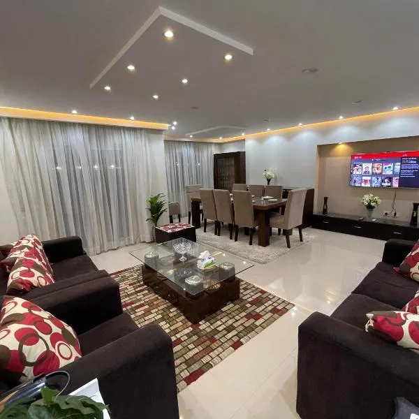 Superb & comfy 3BDR apartment with outstanding view شقة فندقية فاخرة فيو رائع للمطار، فندق في Al Khānkah