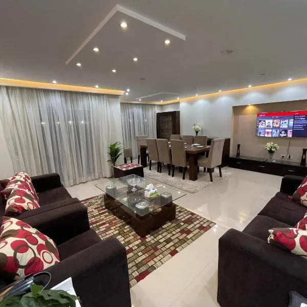 Superb & comfy 3BDR apartment with outstanding view شقة فندقية فاخرة فيو رائع للمطار, Hotel in Al Khānkah