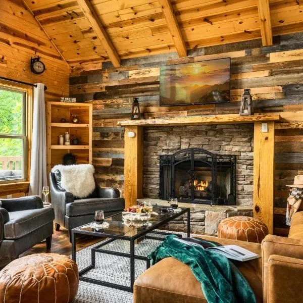 Mountainside - New Luxury Cabin-Fire Table-Hot Tub-3 Pools-PS5-Bears, hotel in Gatlinburg