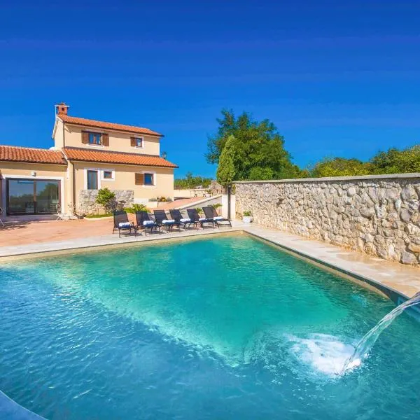 Gorgeous Pool Villa with a fenced garden, hotel v mestu Žminj