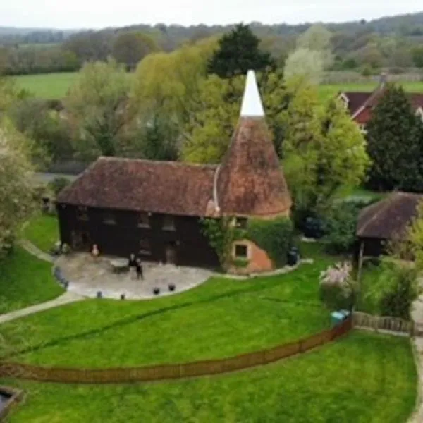 Charming Bluebell cottage - lake views nr Tenterden & Rye, hotel in High Halden