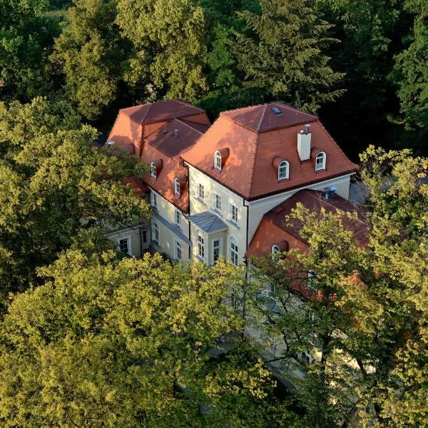 Dwór Sieraków, hótel í Sieraków