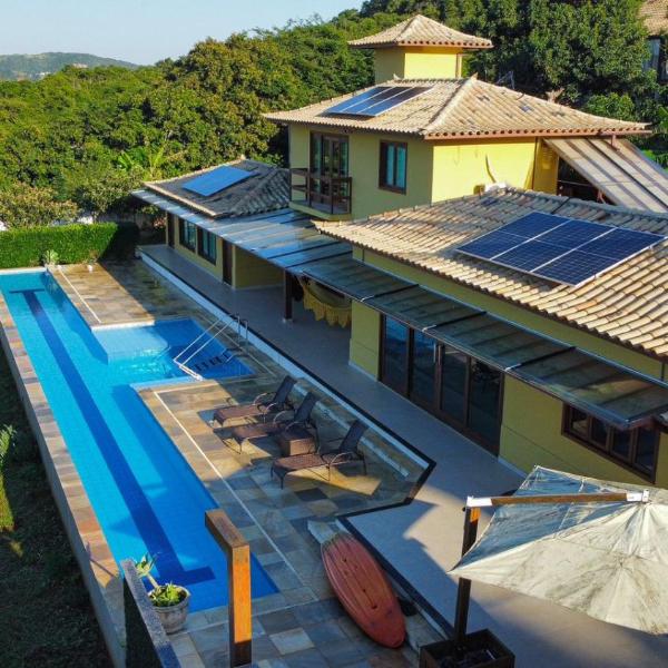 Casa em Búzios de Família com Piscina Semi-Olímpica, Funcionária Inclusa e Campo de Futebol