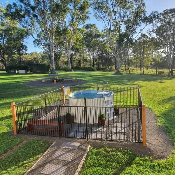 3 bed cottage nestled at centre of 21 acres in Blackbutt, hotel in Blackbutt
