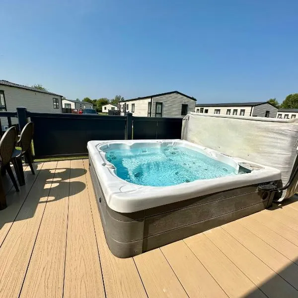 Daisy Hot Tub Lodge, hotel v destinaci South Cerney