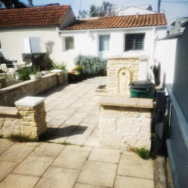 petite maison 15 mn à pied du marche et vieux port, hotel v La Rochelle