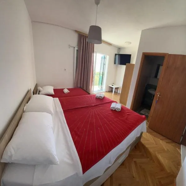 Rooms with shared kitchen "Milica", hotel di Drvenik