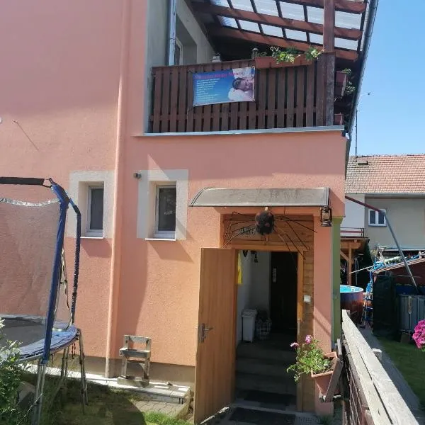 Rodinný půldomek s vybavením a bazenem, hotel in Bohdaneč