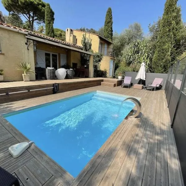 Belle maison vue montagne avec piscine privée à 5 minutes de la mer et village.i, hôtel à Bormes-les-Mimosas