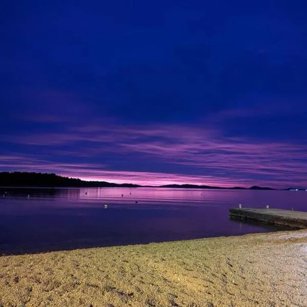 Ground floor 50m from Beach back entrance, hotel in Srima