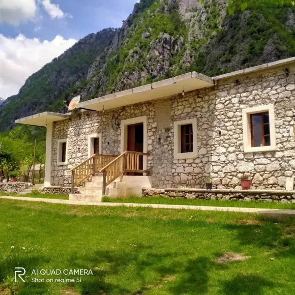 Stomici Guesthouse, hotel in Ndërlysaj
