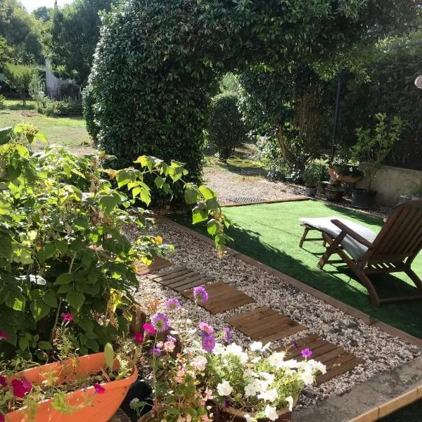 킬랑에 위치한 호텔 chambre et salle de bain privé s'ouvrant sur terrasse, jardin et cuisine d'été