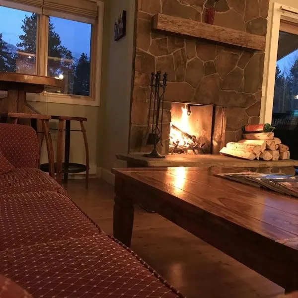 Gorgeous Jackson Hole Condo in Top location with Great Views and Private Deck with Barbeque!!, hotel v destinaci Wilson