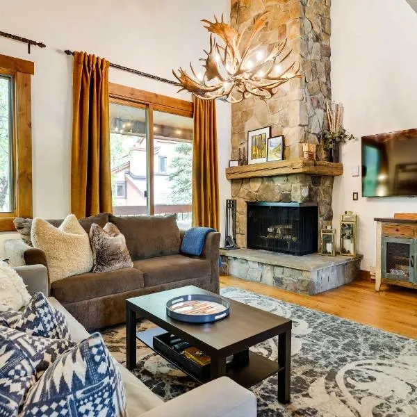 Elegant Vail Home - Walk to Booth Falls Trail, hotel v destinaci Vail