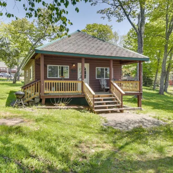 8 Mi to Saddleback Ski Area Cabin with Fire Pit, hotel di Rangeley