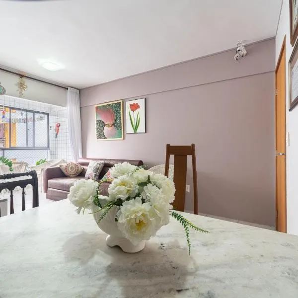 Apt 2 quartos com varanda próximo Praça Casa Forte o bairro mais agradável do Recife ARN901