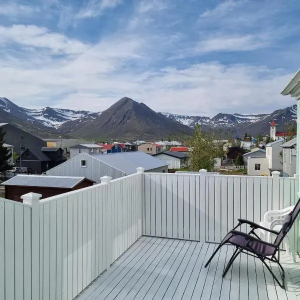 The Painter's house with view and balcony, hotel in Siglufjörður