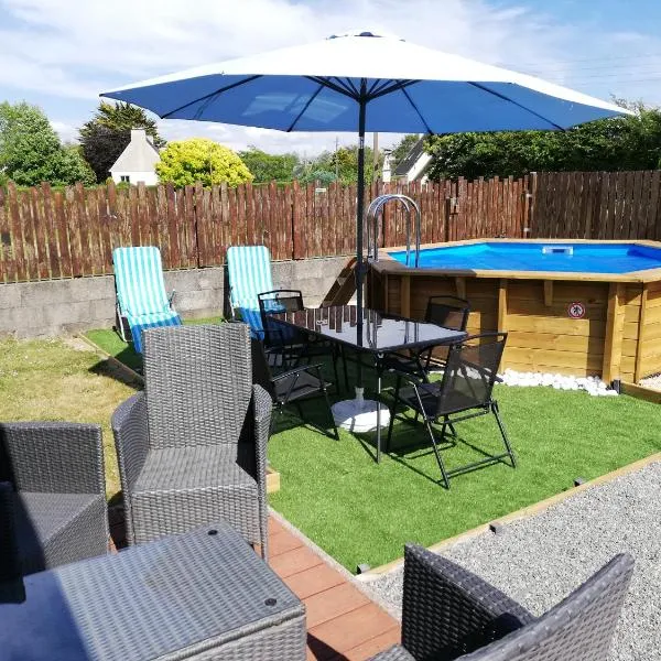 Agréable maison neuve, 4 personnes, piscine bois privée du 15 juin à mi-septembre, hôtel à Guidel-Plage