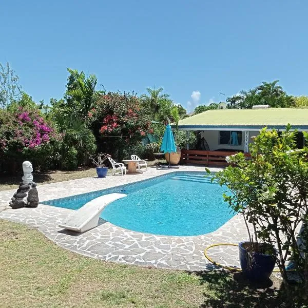Maison de vacances avec piscine et accès plage de sable blanc、Atimaonoのホテル