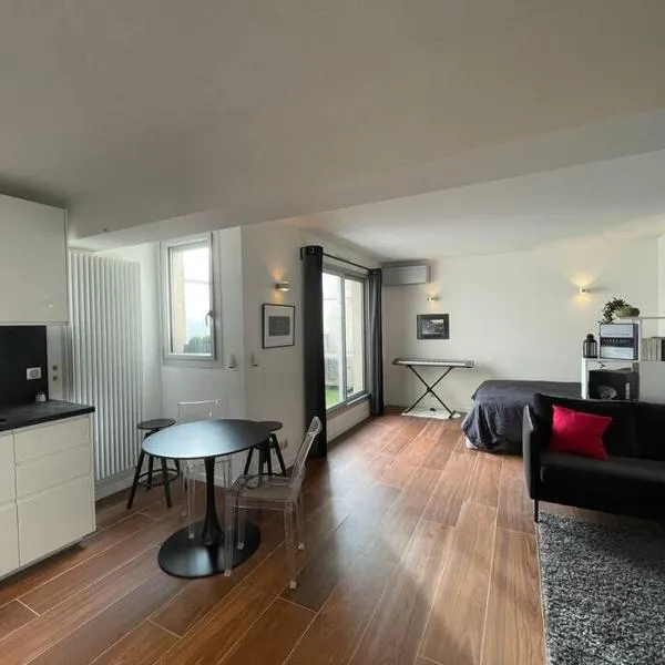 The Prism ,studio on the top floor with a balcony, hotel em Neuilly-sur-Seine