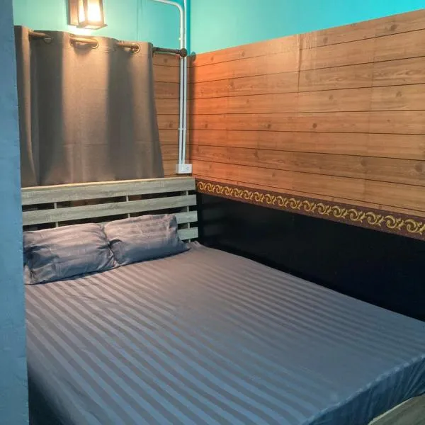 โรงแรมคุ้มเดช - KoomDech Hotel, hotel v destinaci Sattahip