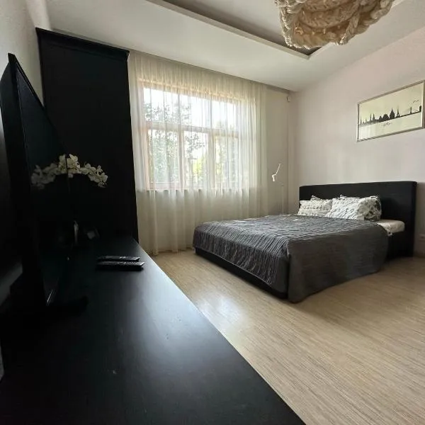 Studio apartment in private house, hotell i Jaunmārupe