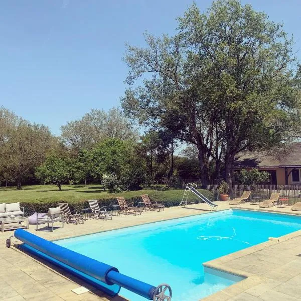 Hors Cadre/villa avec piscine, hotel in Nort-sur-Erdre