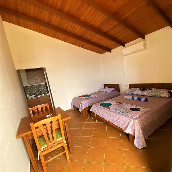 Ramo's Hilltop Retreat with Kitchenette and Patio - 2nd, hotel di Vlore