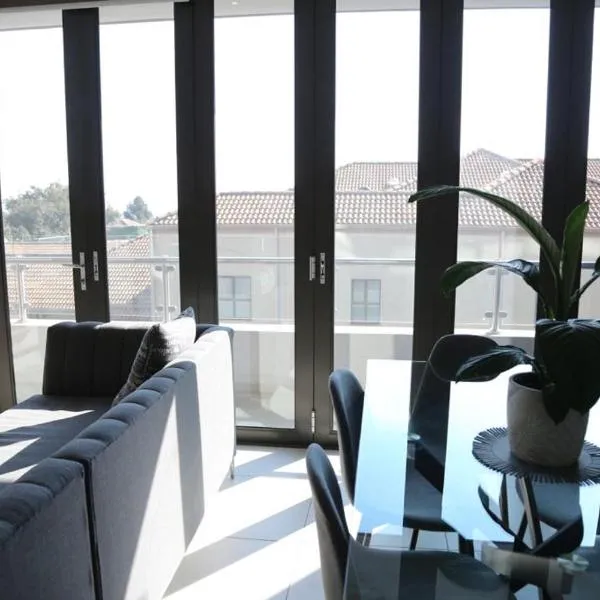 Executive 3 bed apartment with balcony & Executive 2 bed apartment in Sandton, hotel v destinaci Johannesburg