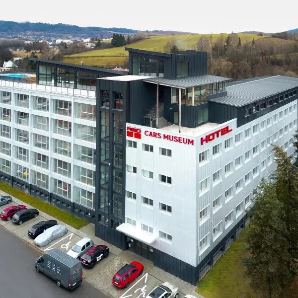 HOTEL DOUBLE RED CARS Museum, hotel in Čierny Balog