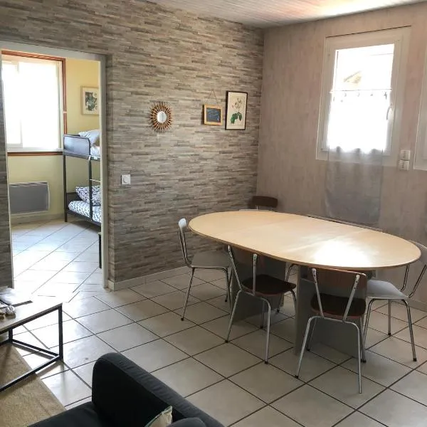 Le Petit Gîte de Javernières Etage، فندق في فيلي-مورغون