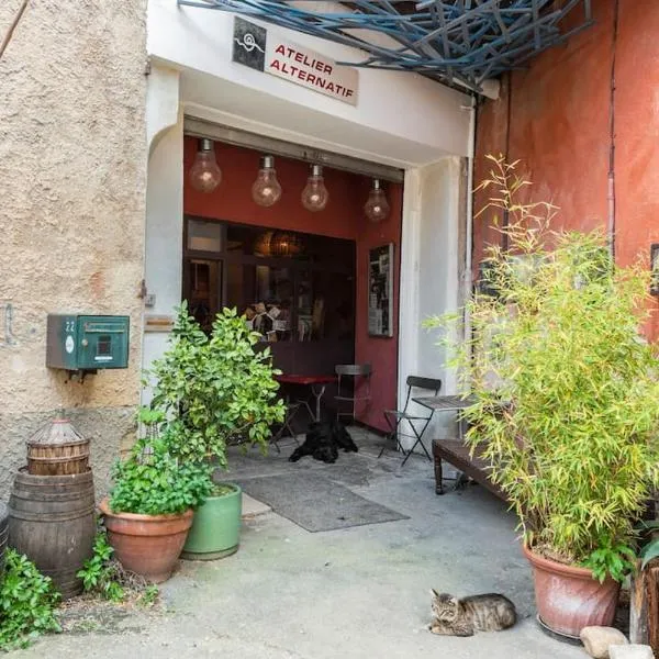 Appartement dans un atelier d'artiste "hors norme", hôtel à Apt