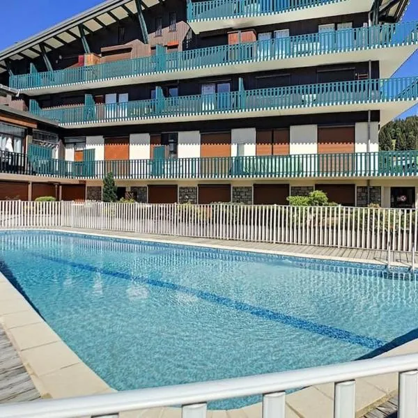 Les grizzlis sur les pistes piscine tennis pétanque., hotel din Les Gets