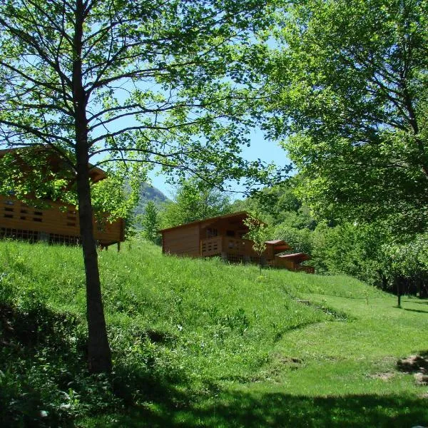 Wood Cabins in the heart of Transylvania, hotel v destinaci Colţeşti