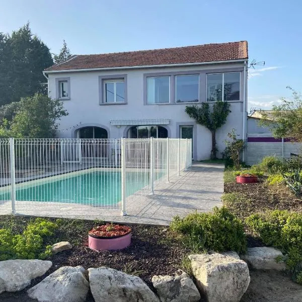mas pour 10 personnes avec jacuzzi, hotel in Alès
