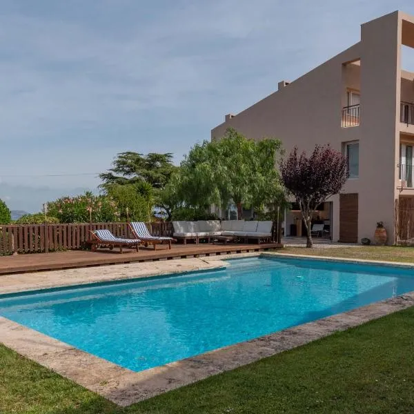 Romantic modern apartment private swimming pool 5 min walk from Begur Centre, hotel din Begur