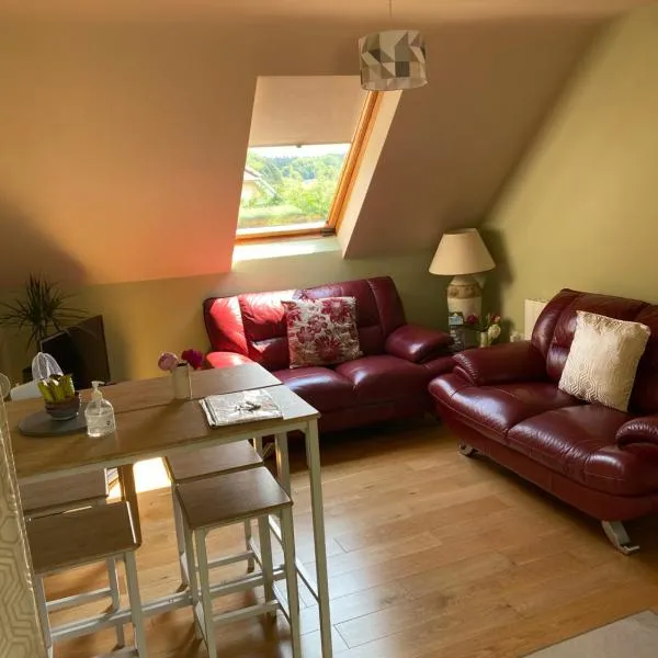 Scarr View 1st floor Apartment A98W710, hotel v destinaci Wicklow