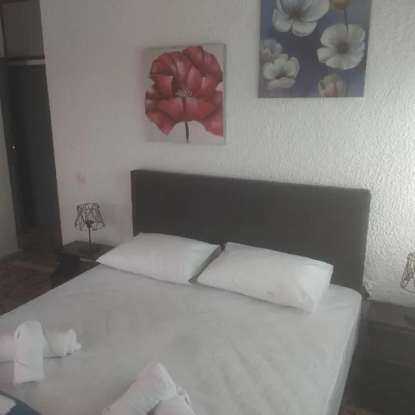 PELEKAN rooms and apartments Athina 33, ξενοδοχείο στο Πευκοχώρι
