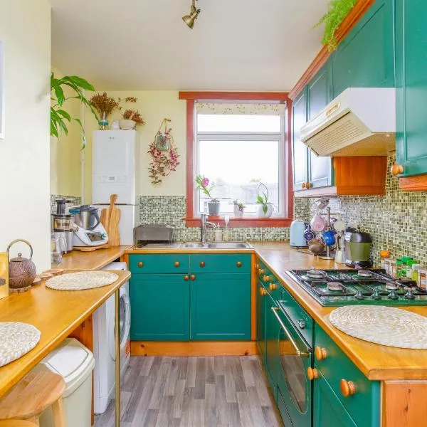 Bright & Spacious Double Room with Garden View- Close to Airport & City Centre, hotel v destinaci Edinburgh