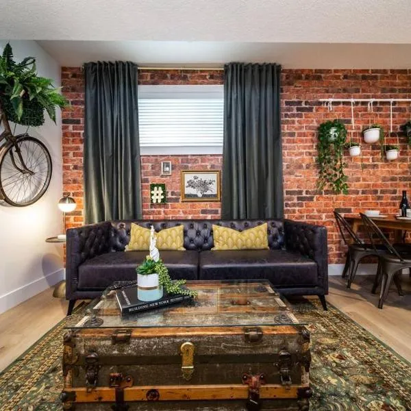 Luxe New York Style Bsmt Suite, Near DT & WEM, King Bed, WiFi, מלון באדמונטון