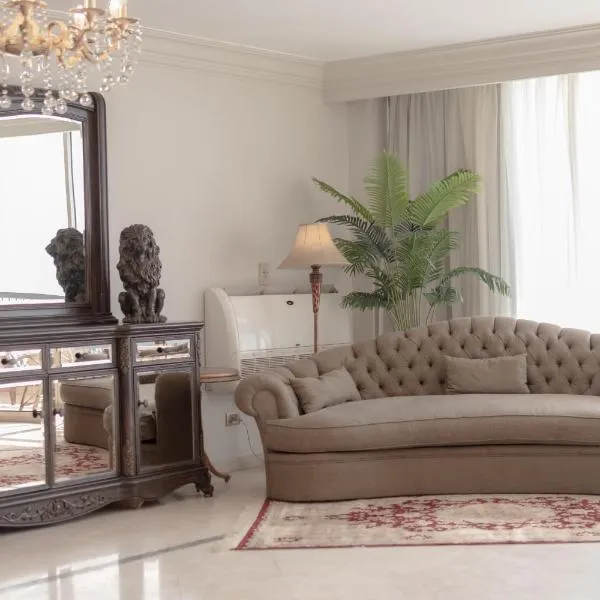 Cairo - Maadi, Pyramids and Nile View Luxury Apartment, hotel in Cairo