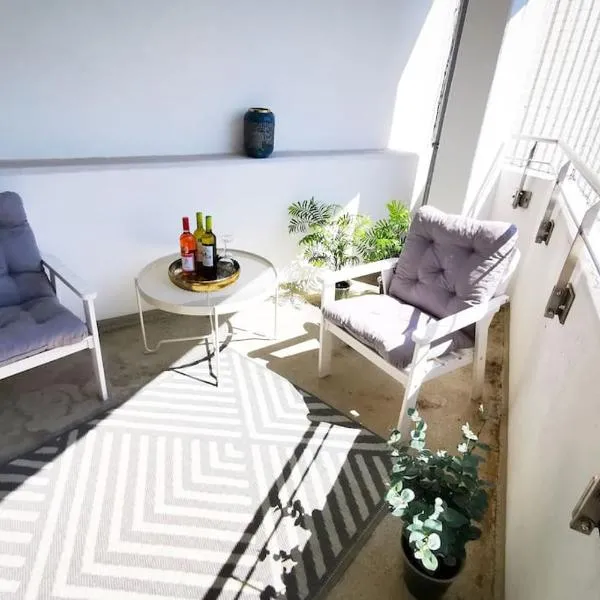HH 04 by ROCKCHAIR - SUPERHOST Status - Modernes Apartment mit sonnigem Balkon & premium Boxspringbetten in Winterhude - Hamburg Top Geheimtipp, hotel di Hamburg