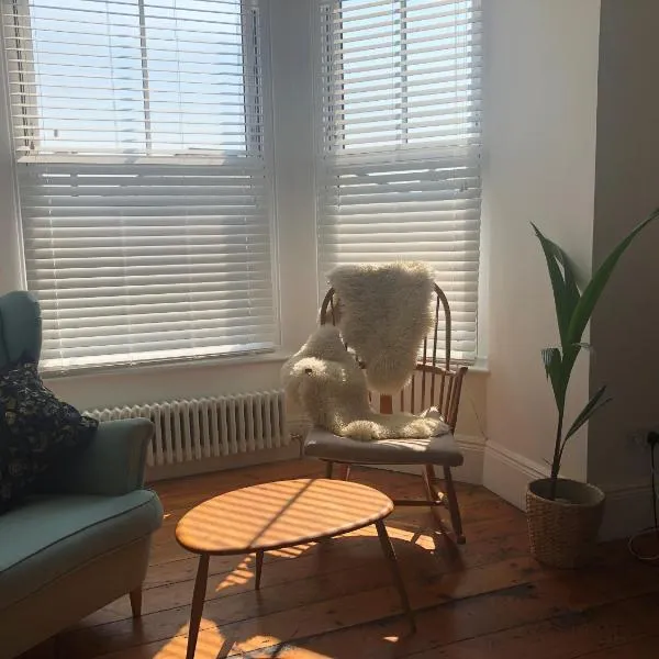 The Nest, Central Falmouth, 10 mins to the beaches and off street parking, Hotel in Falmouth