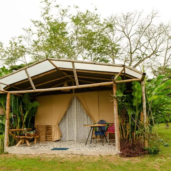 Aguas Claras Bamboo Ecolodge, hotel v destinaci Guaduas