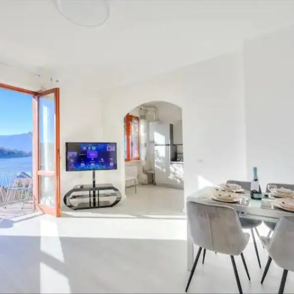 Apartment With View Lake Maggiore/Laveno Mombello, hotell i Laveno
